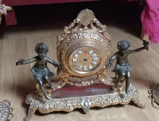 Reloj y candelabros dorados estilo antiguo