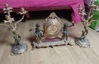 Reloj y candelabros dorados estilo antiguo
