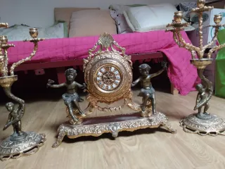 Reloj y candelabros dorados estilo antiguo