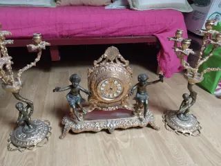 Reloj y candelabros dorados estilo antiguo