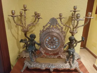 Reloj y candelabros dorados estilo antiguo
