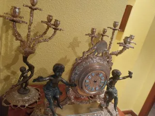 Reloj y candelabros dorados estilo antiguo