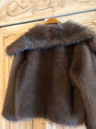 Abrigo pelo sintético Stradivarius marrón