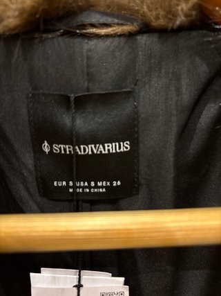 Abrigo pelo sintético Stradivarius marrón