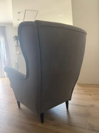 Sillón de tela gris