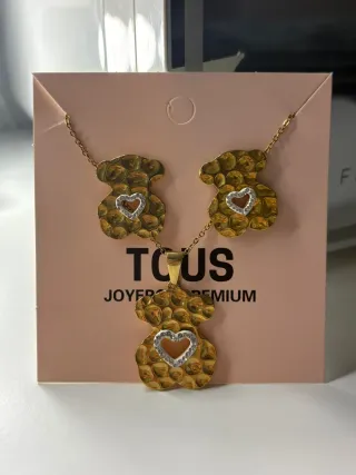 Conjunto precioso de colgante y pendientes