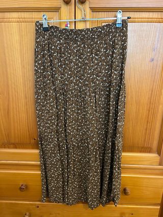 Falda midi floral Stradivarius. S pero estira!
