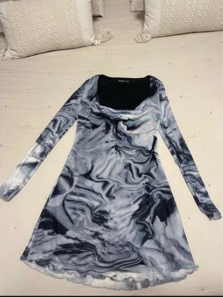 Vestido Stradivarius estampado mármol