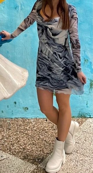 Vestido Stradivarius estampado mármol