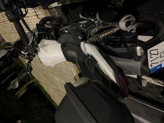 Moto Yamaha YS Negra y Blanca