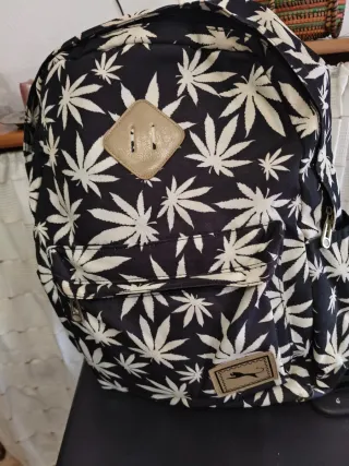 Mochila con estampado de hojas