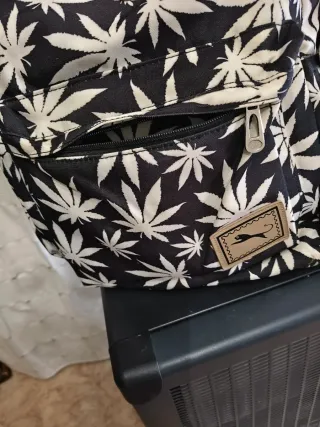 Mochila con estampado de hojas