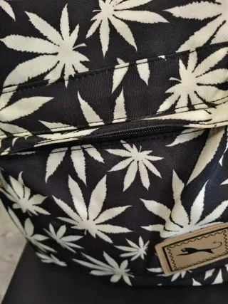 Mochila con estampado de hojas