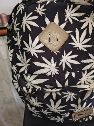Mochila con estampado de hojas