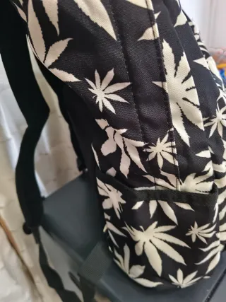 Mochila con estampado de hojas