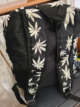 Mochila con estampado de hojas