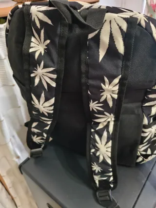 Mochila con estampado de hojas