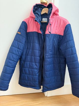 Plumífero azul y rosa con capucha.