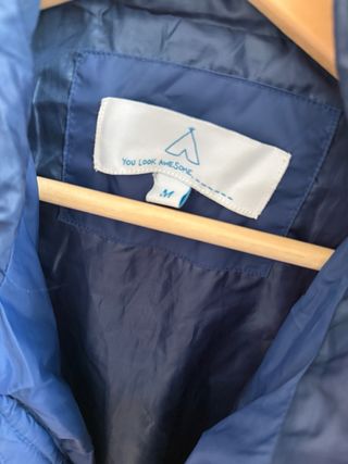 Plumífero azul y rosa con capucha.