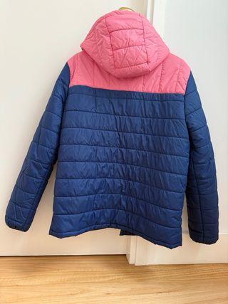 Plumífero azul y rosa con capucha.