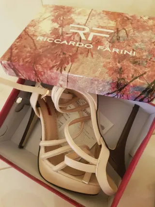 Sandalias Riccardo Farini Beige y Dorado