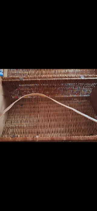 Cesta de mimbre marrón y multicolor