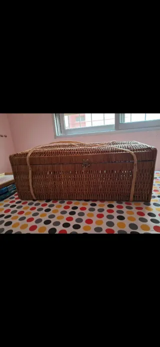 Cesta de mimbre marrón y multicolor