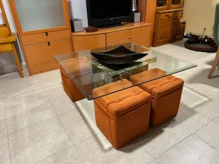 Mesa de centro cristal y 4 pufs naranja