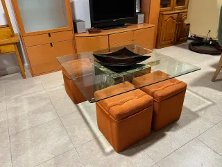 Mesa de centro cristal y 4 pufs naranja