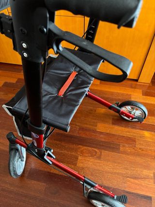 Andador con asiento y ruedas