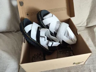 Sandalias Dr. Martens blancas plataforma