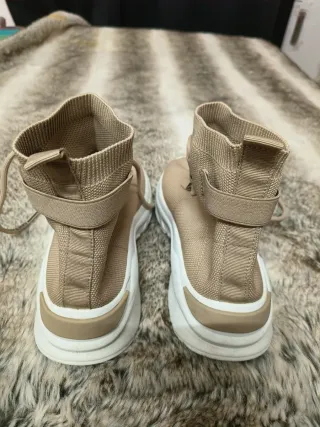 Zapatillas deportivas calcetín beige