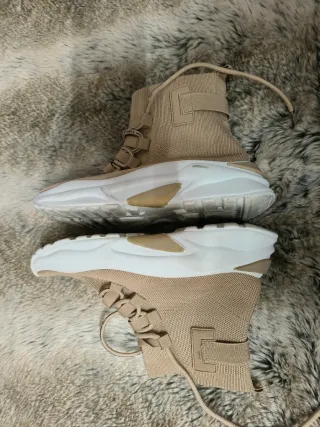 Zapatillas deportivas calcetín beige