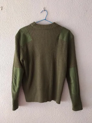 Jersey verde militar con parches