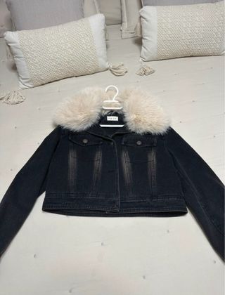 Cazadora vaquera negra con cuello de pelo