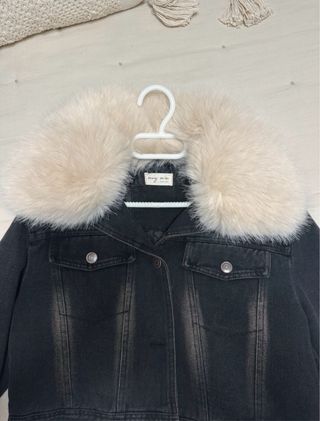 Cazadora vaquera negra con cuello de pelo