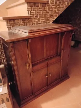 Mueble bar madera y cristal