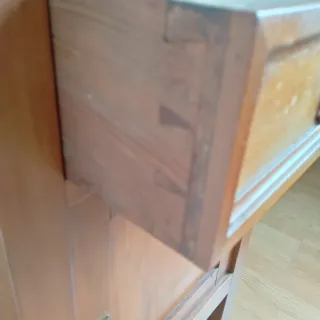 Mesilla de nogal con mármol rojo.