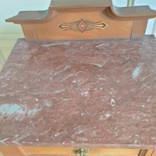 Mesilla de nogal con mármol rojo.