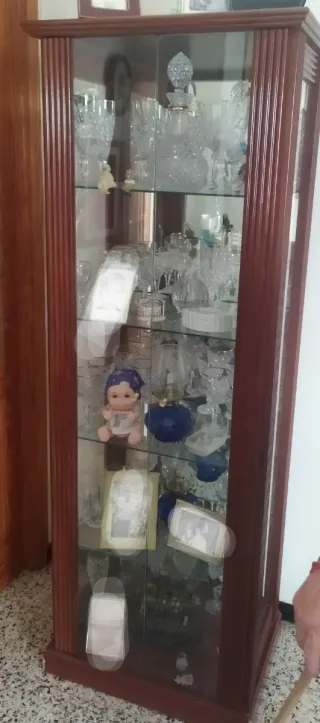Vitrina de madera y cristal. Se vende con las copa