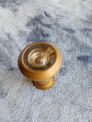 Mirilla de bronce para puerta