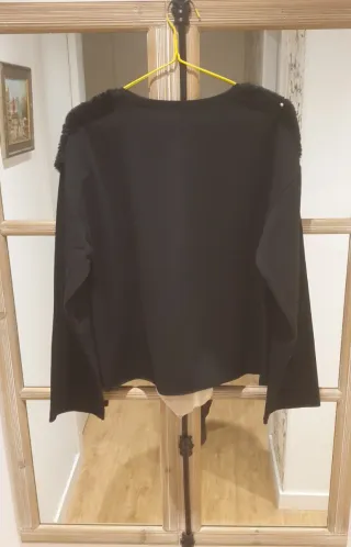 Camiseta negra con detalles