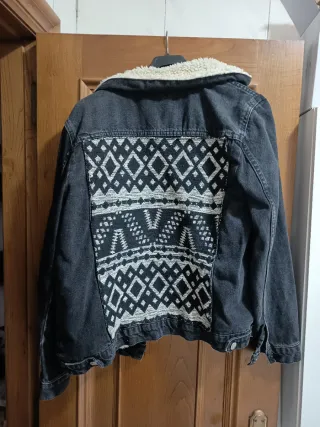 Chaqueta vaquera negra Stradivarius con borreguill