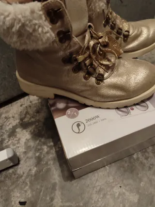 Botas niña doradas con pelo