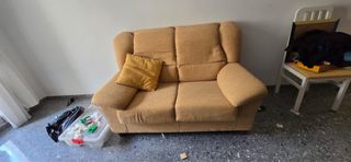 Sofá de tela beige y amarillo