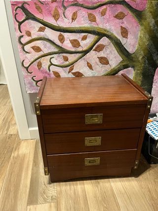 Mesita de noche de madera con detalles metálicos