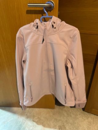 Chaqueta deportiva rosa con etiqueta