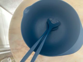 Bol ensaladera azul con palas