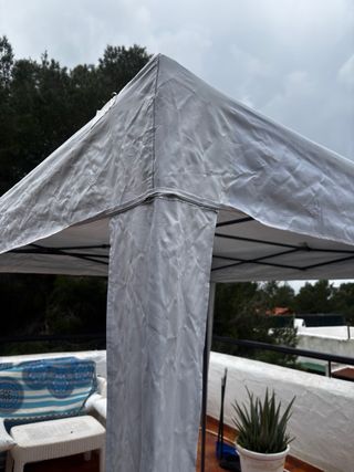 Carpa Desmontable Plateada/Blanca 2x2