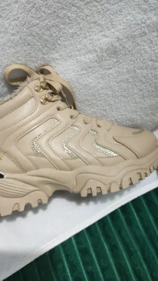 Botas Chanel bege com pelo interior